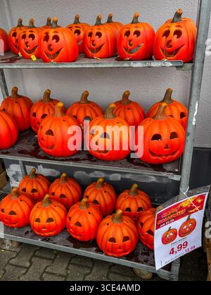 Muelheim, Rhénanie du Nord-Westphalie, Allemagne - Un magasin offre déjà des citrouilles décoratives pour Halloween le 31 octobre début août. Banque D'Images