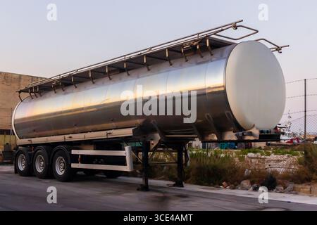 Remorque industrielle de camion-citerne en acier dans le réglage extérieur pour le transport Banque D'Images
