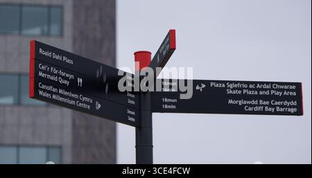 CARDIFF, Royaume-Uni - 8 AOÛT 2025 - panneaux touristiques indiquant les temps de marche vers les principales destinations de Cardiff Bay, au pays de Galles, y compris le Wales Millennium Centre an Banque D'Images