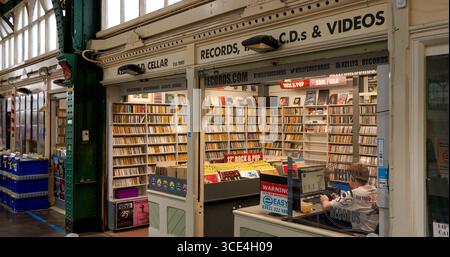 CARDIFF, Royaume-Uni - 8 AOÛT 2025 - Indoor shot de Kelly s Records magasin vendant des CD de musique et des disques sur le marché de Cardiff Banque D'Images