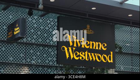 CARDIFF, Royaume-Uni - 8 AOÛT 2025 - Vivienne Westwood enseigne avec logo or et emblème orbe sur une façade en verre à carreaux à Cardiff, au pays de Galles Banque D'Images