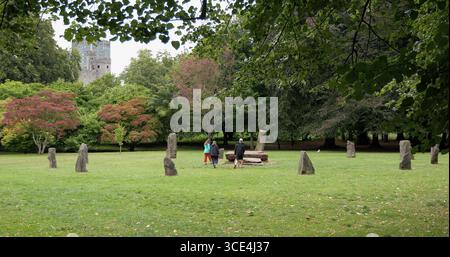 CARDIFF, Royaume-Uni - 8 AOÛT 2025 - touristes marchant dans Gorsedd Gardens près du château de Cardiff, un château médiéval et manoir de style gothique victorien situé Banque D'Images