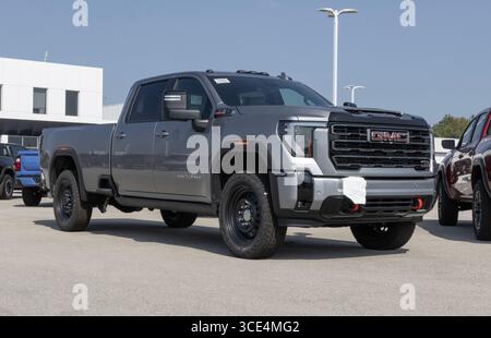 Indianapolis - 14 août 2025 : présentoir AT4 du Sierra 2500 4WD à cabine multiplace de GMC. GMC offre le Sierra 2500 avec un moteur V8 turbo-diesel Duramax de 6,6 L. MY :20 Banque D'Images