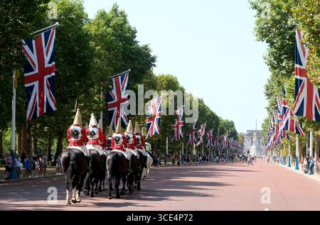 Le King's Life Guard lors de la cérémonie de changement de la garde de vie, Horse Guards Parade pendant une période de temps chaud à Londres. Banque D'Images