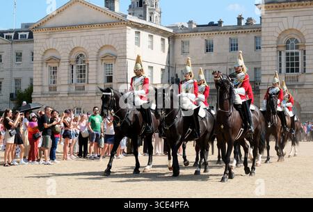 Le King's Life Guard lors de la cérémonie de changement de la garde de vie, Horse Guards Parade pendant une période de temps chaud à Londres. Banque D'Images