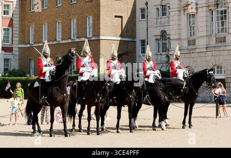 Le King's Life Guard lors de la cérémonie de changement de la garde de vie, Horse Guards Parade pendant une période de temps chaud à Londres. Banque D'Images