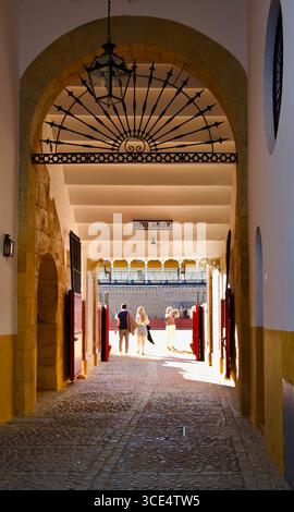 Touristes allant dans la célèbre arène circulaire de Séville du 18ème siècle de 12 000 sièges par la porte principale lors d'une tournée Séville Andalousie Espagne Europe Banque D'Images