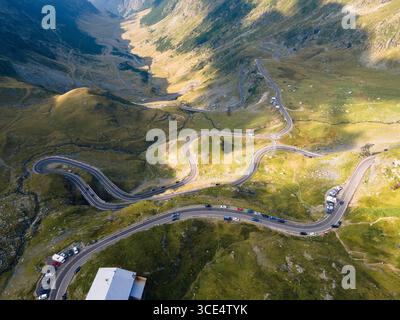 Route sinueuse transfagarasan serpentant à travers les montagnes des carpates Banque D'Images