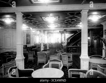 RMS Olympic. Photographie de l'intérieur du RMS Olympic, v. 1911, montrant la salle de réception. L'Olympic était identique à son navire jumeau, le Titanic. En raison d'un manque d'images intérieures du Titanic, les photographies de l'Olympique sont fréquemment utilisées à la place. Banque D'Images