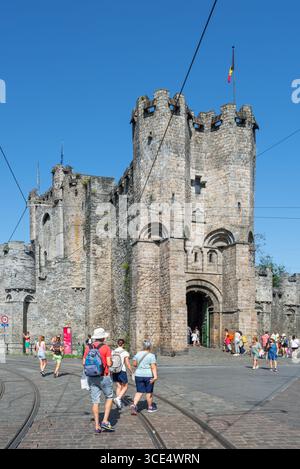 Porte d'entrée au XIIe siècle médiéval Gravensteen / château des comtes dans le centre historique de Gand en été, Flandre orientale, Belgique Banque D'Images