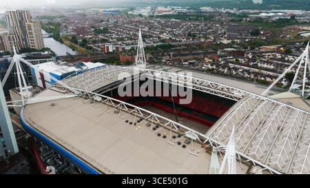 CARDIFF, Royaume-Uni - 8 AOÛT 2025 - vue aérienne du Principality Stadium, stade du rugby gallois, mettant en valeur son architecture moderne et son cadre urbain Banque D'Images