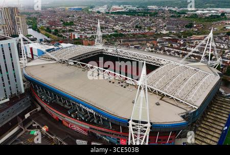 CARDIFF, Royaume-Uni - 8 AOÛT 2025 - vue aérienne de l'emblématique Principality Stadium de Cardiff, au pays de Galles, mettant en valeur son architecture moderne et escamotable Banque D'Images
