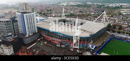 CARDIFF, Royaume-Uni - 8 AOÛT 2025 - vue aérienne du Principality Stadium à Cardiff, pays de Galles, entouré par un paysage urbain par une journée nuageuse Banque D'Images