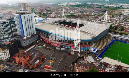 CARDIFF, Royaume-Uni - 8 AOÛT 2025 - vue aérienne de la ville de Cardiff avec Principality Stadium, un grand stade situé dans le centre-ville Banque D'Images