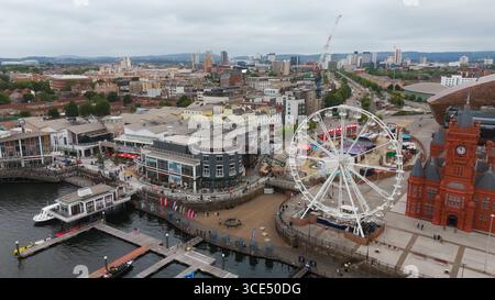CARDIFF, Royaume-Uni - 8 AOÛT 2025 - vue aérienne de la baie de Cardiff, avec la grande roue emblématique, le Pierhead Building et le paysage urbain moderne de Cardiff, Banque D'Images