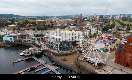 CARDIFF, Royaume-Uni - 8 AOÛT 2025 - vue aérienne de la baie de Cardiff montrant la grande roue, le bâtiment Pierhead et le paysage urbain Banque D'Images