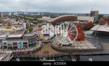 CARDIFF, Royaume-Uni - 8 AOÛT 2025 - vue aérienne de la baie de Cardiff avec la grande roue, le Pierhead Building et le Wales Millennium Centre Banque D'Images