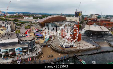 CARDIFF, Royaume-Uni - 8 AOÛT 2025 - vue aérienne de la grande roue, du Wales Millennium Centre et du Pierhead Building dans la baie de Cardiff Banque D'Images