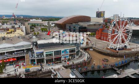 CARDIFF, Royaume-Uni - 8 AOÛT 2025 - vue aérienne de la baie de Cardiff, y compris le Wales Millennium Centre, la grande roue et Mermaid Quay Banque D'Images