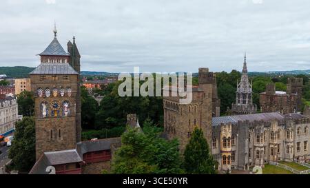 CARDIFF, Royaume-Uni - 8 AOÛT 2025 - vue aérienne du château historique de Cardiff, mettant en valeur son architecture impressionnante et sa tour de l'horloge en toile de fond Banque D'Images