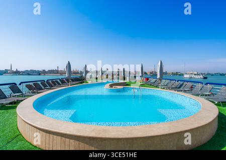 Une piscine sur le toit sur un bateau de croisière sur le Nil, offrant un endroit luxueux et relaxant avec vue panoramique sur le paysage urbain d'Esna et le Surroun Banque D'Images