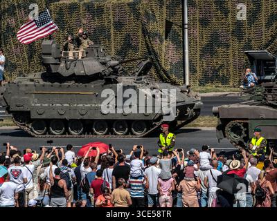 Varsovie, Pologne. 15 août 2025. Les soldats AMÉRICAINS conduisent un char de combat lors du défilé de la Journée de l'armée polonaise sur Wislostrada à Varsovie, en Pologne, le vendredi 15 août 2025. La Pologne, pays du flanc est de l'OTAN, vise à porter ses dépenses militaires à 5 % du PIB. (Photo de Dominika Zarzycka/Sipa USA) crédit : Sipa USA/Alamy Live News Banque D'Images