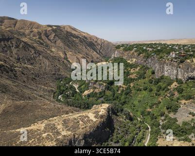 Vue aérienne de la gorge de Garni, où les colonnes de basalte se dressent au milieu d'une végétation luxuriante et de routes sinueuses, une merveille naturelle sculptée par le temps, Garni, province de Kotayk, Arménie. Banque D'Images