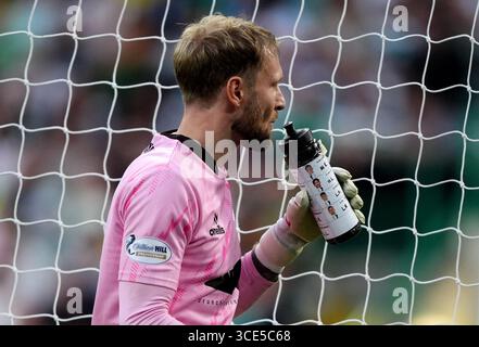 Le gardien de but de Falkirk Scott bain prend un verre dans sa bouteille d'eau, qui a les joueurs de pénalité celtique dessus, lors du match de deuxième tour de la premier Sports Cup au Celtic Park, Glasgow. Date de la photo : vendredi 15 août 2025. Banque D'Images