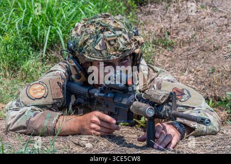 Camp Robinson, Arkansas, États-Unis. 3 août 2025. Le sergent Ryan Racic, chef de l'équipe de pompiers du 23rd base Defense Squadron, défend un point de contrôle d'entrée lors de l'exercice Bamboo Eagle 25-3 au Camp Robinson, Arkansas, Augustust 3, 2025. L’exercice BE 25-3 est conçu pour tester l’état de préparation au moyen d’exercices complexes, améliorer le déploiement rapide des forces et exercer le commandement de mission. (Crédit image : © US Air Force/ZUMA Press Wire) USAGE ÉDITORIAL SEULEMENT ! Non destiné à UN USAGE commercial ! Banque D'Images