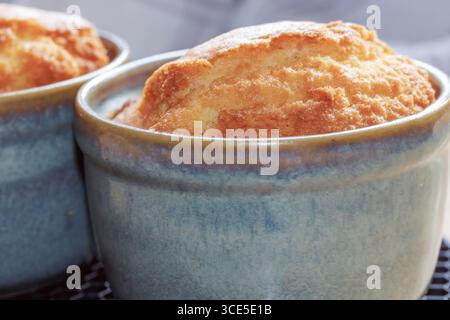 Puddings à l'éponge cuits dans une friteuse Air Fryer Banque D'Images