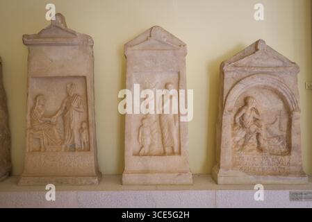 Artefacts grecs antiques à l'intérieur du Musée de Palaiopolis - mon repos, Corfou, Grèce Banque D'Images