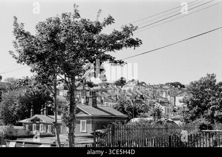 Warrior Square Station et les maisons environnantes à St Leonards-on-Sea, East Sussex, Royaume-Uni, en monochrome Banque D'Images