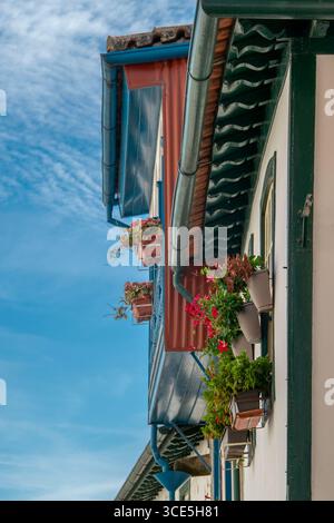 Chaves, Portugal : 13 août 2023 : une vue sur une maison traditionnelle au centre historique de chaves, portugal Banque D'Images
