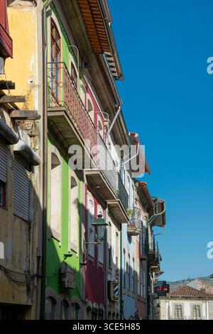 Chaves, Portugal : 13 août 2023 : une vue sur une maison traditionnelle au centre historique de chaves, portugal Banque D'Images