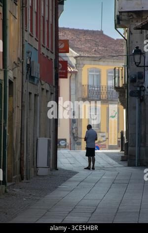 Chaves, Portugal : 13 août 2023 : immeubles d'appartements traditionnels dans une rue étroite dans le centre historique de chaves, portugal Banque D'Images
