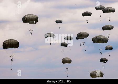 Fort Bragg, Caroline du Nord, États-Unis. 30 juillet 2025. Les parachutistes de l'armée américaine affectés au XVIIIe corps aéroporté remplissent le ciel lors d'une opération aéroportée à Fort Bragg, en Caroline du Nord, le 30 juillet 2025. Le saut renforce la préparation et démontre la capacité du XVIIIe corps aéroporté à projeter la puissance de combat n'importe où dans le monde en un instant. (Crédit image : © US Army/ZUMA Press Wire) USAGE ÉDITORIAL SEULEMENT ! Non destiné à UN USAGE commercial ! Banque D'Images