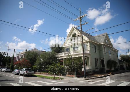 La Nouvelle-Orléans, États-Unis. 10 juillet 2025. Une maison dans le Garden District, un quartier de classe supérieure à la Nouvelle-Orléans, en Louisiane, qui a été moins touché par Katrina grâce à son altitude plus élevée, est vue. Le 29 août 2005, Katrina frappe le golfe du Mexique, dévastant la ville de la Nouvelle-Orléans aux États-Unis. Vingt ans plus tard, bien que la reconstruction physique ait eu lieu, ses résidents souffrent encore de troubles psychologiques tels que l’anxiété, la dépression et le stress post-traumatique. Crédit : SOPA images Limited/Alamy Live News Banque D'Images