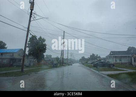 La Nouvelle-Orléans, États-Unis. 14 juillet 2025. Une averse torrentielle, caractéristique de la saison estivale, frappe le quartier Lower 9th Ward à la Nouvelle-Orléans, en Louisiane. Le 29 août 2005, Katrina frappe le golfe du Mexique, dévastant la ville de la Nouvelle-Orléans aux États-Unis. Vingt ans plus tard, bien que la reconstruction physique ait eu lieu, ses résidents souffrent encore de troubles psychologiques tels que l’anxiété, la dépression et le stress post-traumatique. Crédit : SOPA images Limited/Alamy Live News Banque D'Images