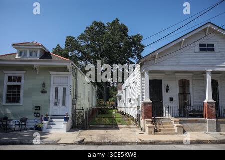La Nouvelle-Orléans, États-Unis. 14 juillet 2025. Une rue dans le quartier de Bywater, qui a commencé à subir une gentrification après Katrina, est vue. Le 29 août 2005, Katrina frappe le golfe du Mexique, dévastant la ville de la Nouvelle-Orléans aux États-Unis. Vingt ans plus tard, bien que la reconstruction physique ait eu lieu, ses résidents souffrent encore de troubles psychologiques tels que l’anxiété, la dépression et le stress post-traumatique. Crédit : SOPA images Limited/Alamy Live News Banque D'Images