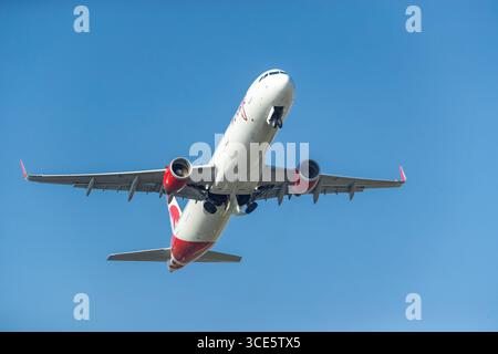 Un Airbus A321 d'Air Canada Rouge décolle de l'aéroport international Pearson de Toronto à Mississauga, au Canada. Banque D'Images