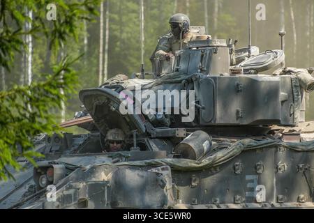 24 juillet 2025 - Tapa, Estonie - la troupe Apache, 5e escadron, 7e régiment de cavalerie, 1re équipe de combat de brigade blindée, 3e division d'infanterie, utilise un véhicule de combat M7A4 Bradley pour mener un entraînement au tir d'équipage lors d'un exercice de tir réel combiné d'armes, le 25 juillet 2025, dans la zone d'entraînement centrale, près du Camp Tapa, Estonie. Le CALFEX a démontré la létalité, la disponibilité opérationnelle et l'interopérabilité accrue entre nos Alliés de l'OTAN. Le 5-7 CAV est reconnu comme l'un des escadrons de reconnaissance les plus modernisés de l'armée américaine, équipé des dernières technologies et des véhicules pour améliorer leur effec Banque D'Images