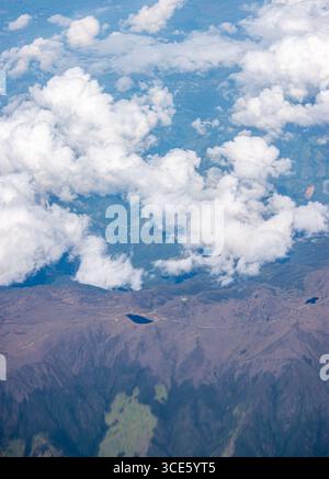 Superbe photographie aérienne montrant les paysages verdoyants et les motifs nuageux au-dessus de la Colombie, capturés pendant le vol. Banque D'Images