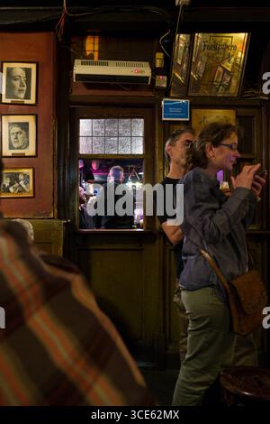 Fenêtre au bar à l'intérieur O'Donoghues Bar, Merrion Row, Dublin, Leinster, Irlande Banque D'Images