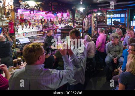 Personnes debout et assis sur des tabourets à l'intérieur O'Donoghues Bar, Merrion Row, Dublin, Leinster, Irlande Banque D'Images
