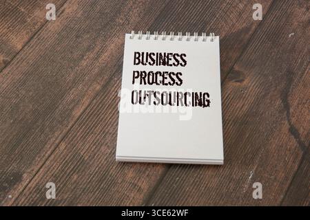 BPO acronyme sur cubes en bois devant une calculatrice, symbolisant l'externalisation et les services aux entreprises. Banque D'Images