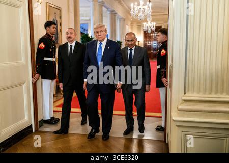 8 août 2025, Washington, District de Columbia, États-Unis : le président Donald Trump signe une déclaration conjointe trilatérale avec le président Ilham Aliyev de l'Azerbaïdjan et le premier ministre Nikol Pashinyan de l'Arménie, vendredi 8 août 2025, dans la salle à manger de l'État. (Crédit image : © Daniel Torok/Maison Blanche/ZUMA Press Wire) USAGE ÉDITORIAL SEULEMENT ! Non destiné à UN USAGE commercial ! Banque D'Images
