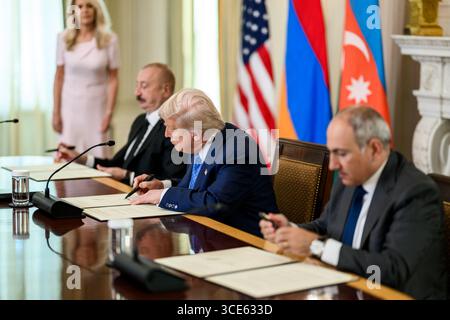 8 août 2025, Washington, District de Columbia, États-Unis : le président Donald Trump signe une déclaration conjointe trilatérale avec le président Ilham Aliyev de l'Azerbaïdjan et le premier ministre Nikol Pashinyan de l'Arménie, vendredi 8 août 2025, dans la salle à manger de l'État. (Crédit image : © Daniel Torok/Maison Blanche/ZUMA Press Wire) USAGE ÉDITORIAL SEULEMENT ! Non destiné à UN USAGE commercial ! Banque D'Images