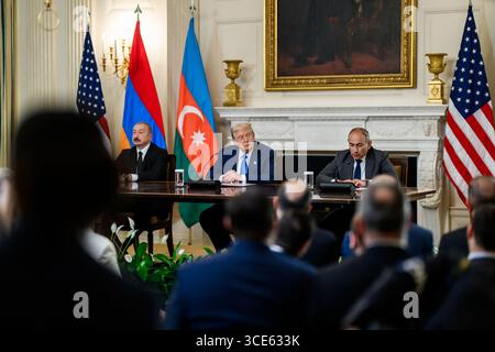 8 août 2025, Washington, District de Columbia, États-Unis : le président Donald Trump signe une déclaration conjointe trilatérale avec le président Ilham Aliyev de l'Azerbaïdjan et le premier ministre Nikol Pashinyan de l'Arménie, vendredi 8 août 2025, dans la salle à manger de l'État. (Crédit image : © Daniel Torok/Maison Blanche/ZUMA Press Wire) USAGE ÉDITORIAL SEULEMENT ! Non destiné à UN USAGE commercial ! Banque D'Images