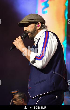 Le chanteur Juan Luis Guerra se produit lors du concert à la Movistar Arena de Madrid, le 15 juillet 2025, Espagne avec : le chanteur Juan Luis Guerra se produit lors du concert à la Movistar Arena de Madrid, le 15 juillet 2025, Espagne où : Madrid, Espagne quand : 15 juil. 2025 crédit : Oscar Gonzalez/WENN Banque D'Images