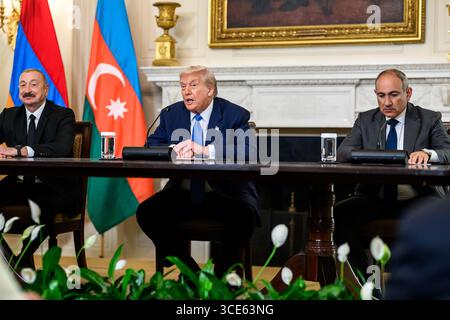 8 août 2025, Washington, District de Columbia, États-Unis : le président Donald Trump signe une déclaration conjointe trilatérale avec le président Ilham Aliyev de l'Azerbaïdjan et le premier ministre Nikol Pashinyan de l'Arménie, vendredi 8 août 2025, dans la salle à manger de l'État. (Crédit image : © Daniel Torok/Maison Blanche/ZUMA Press Wire) USAGE ÉDITORIAL SEULEMENT ! Non destiné à UN USAGE commercial ! Banque D'Images